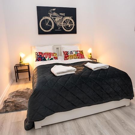 Perfect Location,Newly Decorated Modern, Large Place 60 M2, Really Quiet So You Can Have A Good Night Sleep, Ac, Netflix, Smart Tv, High-Speed Internet, World Famous New York Cafe Only 10 Minutes Walk Budapest Exteriör bild