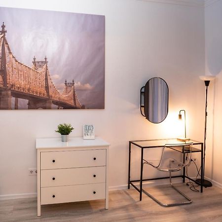 Perfect Location,Newly Decorated Modern, Large Place 60 M2, Really Quiet So You Can Have A Good Night Sleep, Ac, Netflix, Smart Tv, High-Speed Internet, World Famous New York Cafe Only 10 Minutes Walk Budapest Exteriör bild