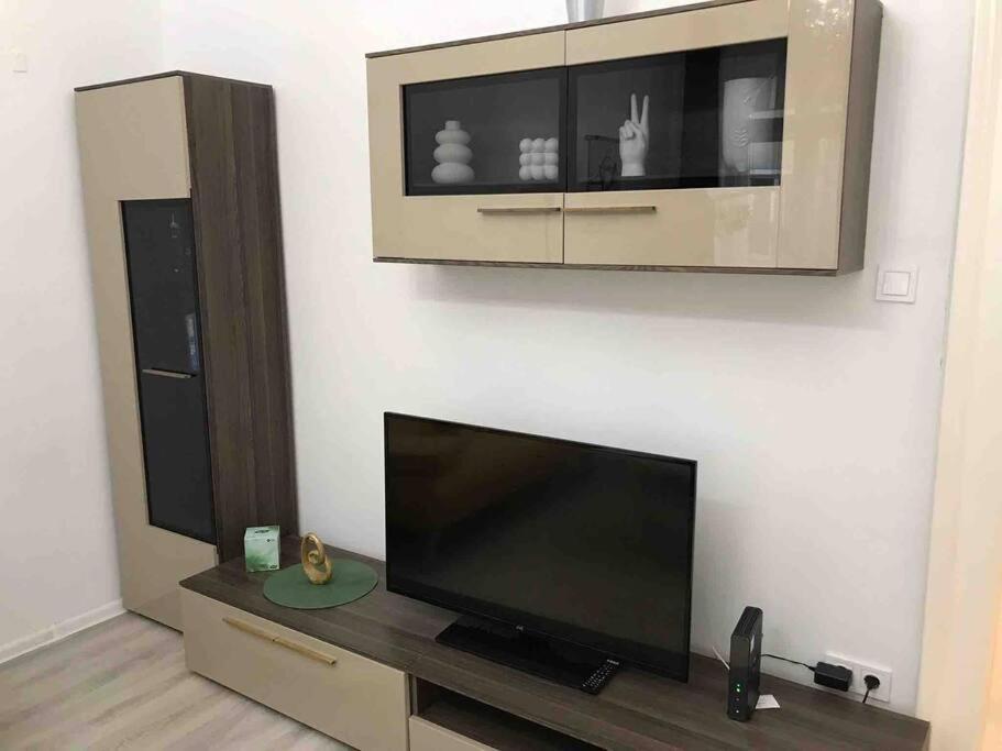 Perfect Location,Newly Decorated Modern, Large Place 60 M2, Really Quiet So You Can Have A Good Night Sleep, Ac, Netflix, Smart Tv, High-Speed Internet, World Famous New York Cafe Only 10 Minutes Walk Budapest Exteriör bild