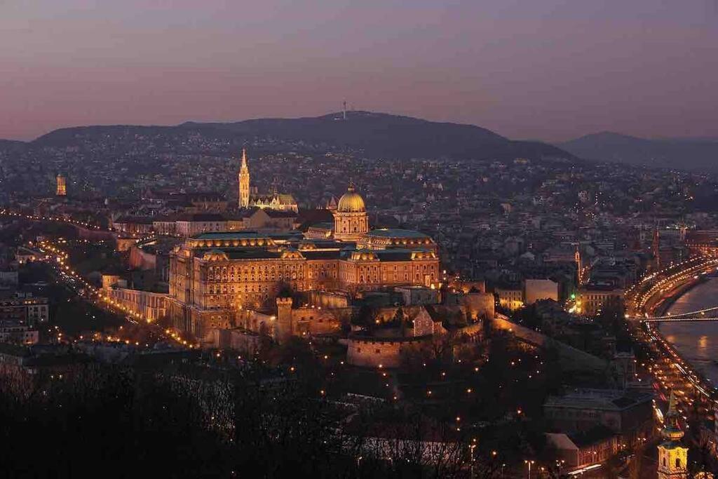 Perfect Location,Newly Decorated Modern, Large Place 60 M2, Really Quiet So You Can Have A Good Night Sleep, Ac, Netflix, Smart Tv, High-Speed Internet, World Famous New York Cafe Only 10 Minutes Walk Budapest Exteriör bild
