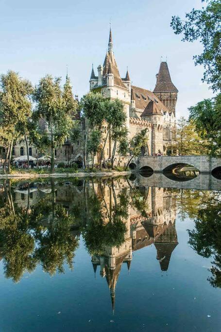 Perfect Location,Newly Decorated Modern, Large Place 60 M2, Really Quiet So You Can Have A Good Night Sleep, Ac, Netflix, Smart Tv, High-Speed Internet, World Famous New York Cafe Only 10 Minutes Walk Budapest Exteriör bild