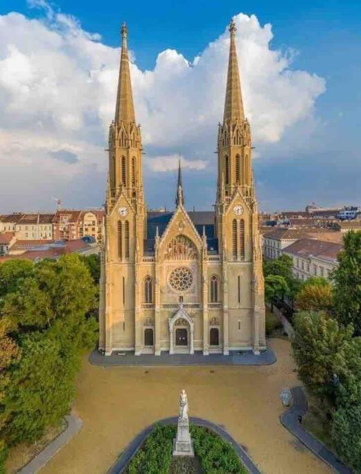 Perfect Location,Newly Decorated Modern, Large Place 60 M2, Really Quiet So You Can Have A Good Night Sleep, Ac, Netflix, Smart Tv, High-Speed Internet, World Famous New York Cafe Only 10 Minutes Walk Budapest Exteriör bild