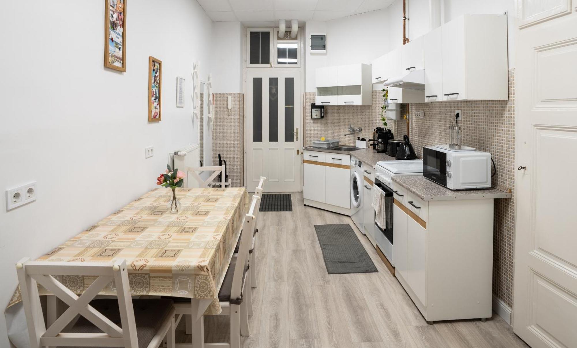 Perfect Location,Newly Decorated Modern, Large Place 60 M2, Really Quiet So You Can Have A Good Night Sleep, Ac, Netflix, Smart Tv, High-Speed Internet, World Famous New York Cafe Only 10 Minutes Walk Budapest Exteriör bild